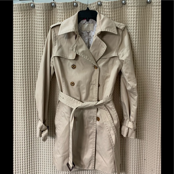 Classic Trench coat.  Great details - Picture 3 of 8